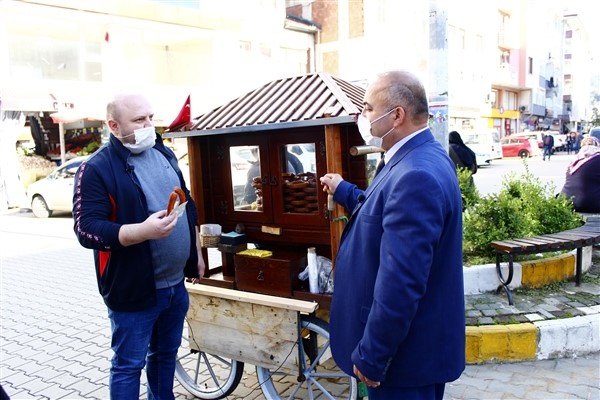 Trabzon'da takım elbiseli seyyar satıcı 2