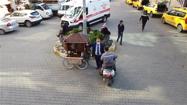 Trabzon'da takım elbiseli seyyar satıcı 6