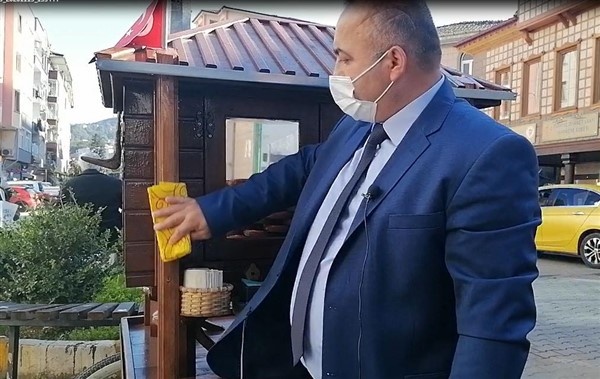 Trabzon'da takım elbiseli seyyar satıcı 10