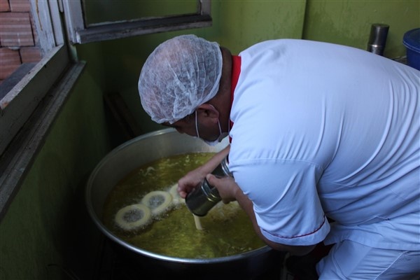 Trabzon'da takım elbiseli seyyar satıcı 7