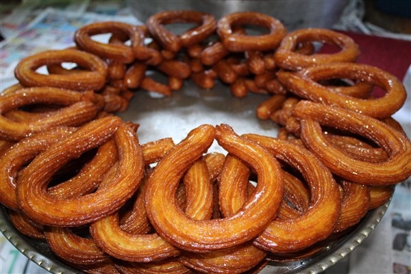 Trabzon'da takım elbiseli seyyar satıcı 9