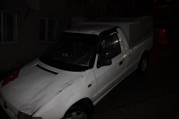 Rize’de 2 araç kökünden kopan ağacın altında kaldı 2