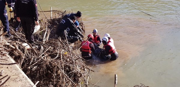 Giresun'da dereye uçan aracın kayıp sürücüsünün cansız bedeni bulundu 2
