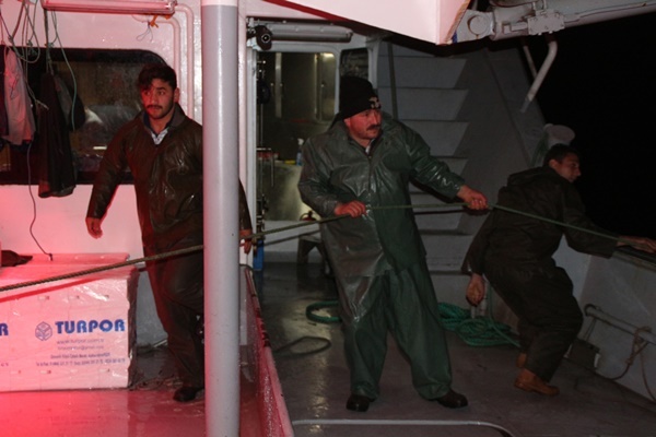 Karadeniz’de balıkçıların zorlu balık avı mesaisi 8