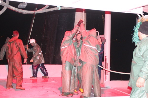 Karadeniz’de balıkçıların zorlu balık avı mesaisi 13