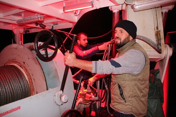 Karadeniz’de balıkçıların zorlu balık avı mesaisi 15