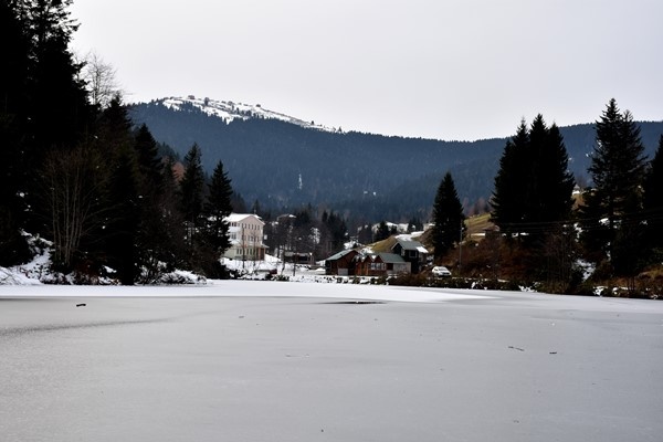 Trabzon'da doğa harikası Balıklıgöl buz tuttu 2