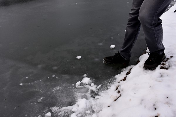 Trabzon'da doğa harikası Balıklıgöl buz tuttu 3