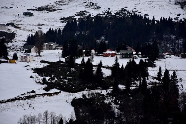 Trabzon'da doğa harikası Balıklıgöl buz tuttu 11