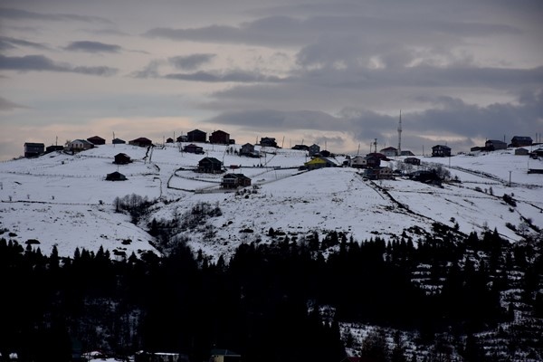 Trabzon'da doğa harikası Balıklıgöl buz tuttu 5
