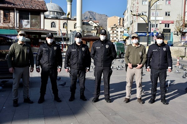 Gümüşhane'de aç kalan güvercinlerin imdadına polisler yetişti 8