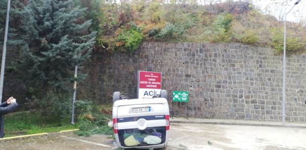 Trabzon'da acil önünde şok olay! Bir anda yamaçtan düştü 6