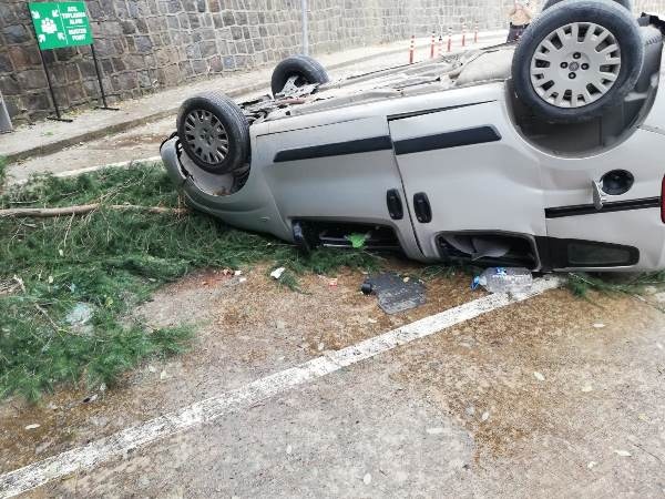 Trabzon'da acil önünde şok olay! Bir anda yamaçtan düştü 5