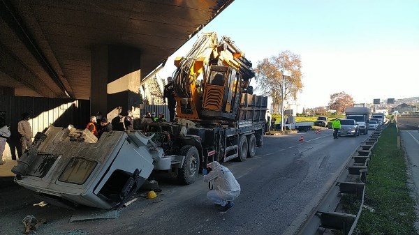 Trabzon’da vinç viyadüğe takıldı: 1 yaralı 2