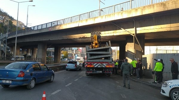 Trabzon’da vinç viyadüğe takıldı: 1 yaralı 8