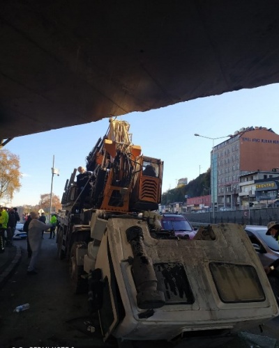 Trabzon’da vinç viyadüğe takıldı: 1 yaralı 3