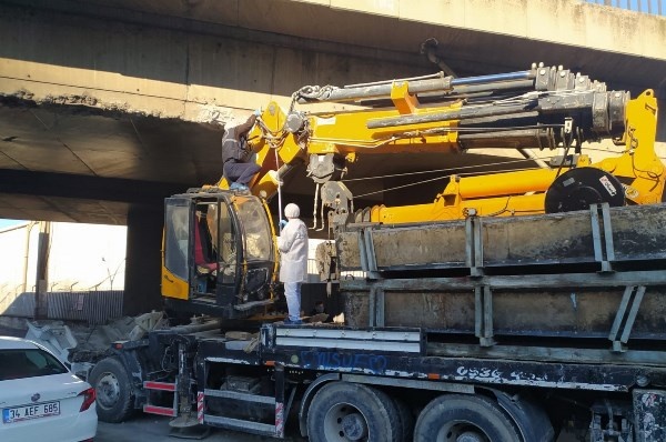 Trabzon’da vinç viyadüğe takıldı: 1 yaralı 7