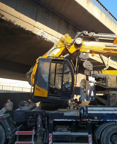 Trabzon’da vinç viyadüğe takıldı: 1 yaralı 4