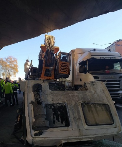 Trabzon’da vinç viyadüğe takıldı: 1 yaralı 6