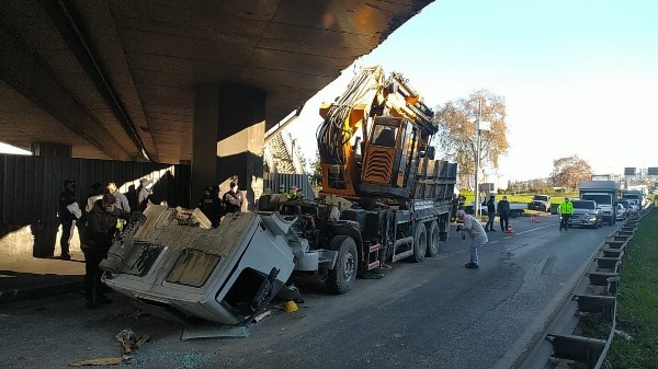 Trabzon’da vinç viyadüğe takıldı: 1 yaralı 5