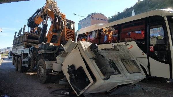 Trabzon’da vinç viyadüğe takıldı: 1 yaralı 9
