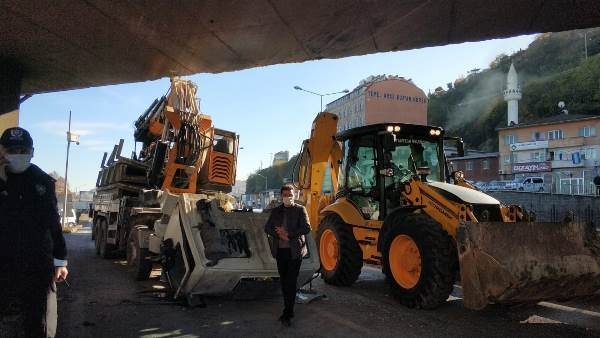 Trabzon’da vinç viyadüğe takıldı: 1 yaralı 10