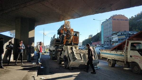 Trabzon’da vinç viyadüğe takıldı: 1 yaralı 11