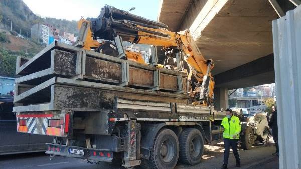 Trabzon’da vinç viyadüğe takıldı: 1 yaralı 17