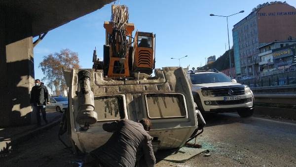 Trabzon’da vinç viyadüğe takıldı: 1 yaralı 12