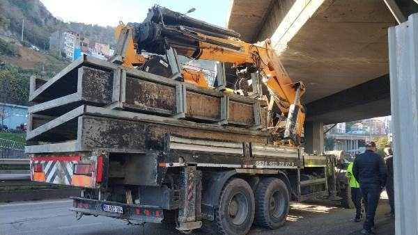 Trabzon’da vinç viyadüğe takıldı: 1 yaralı 15