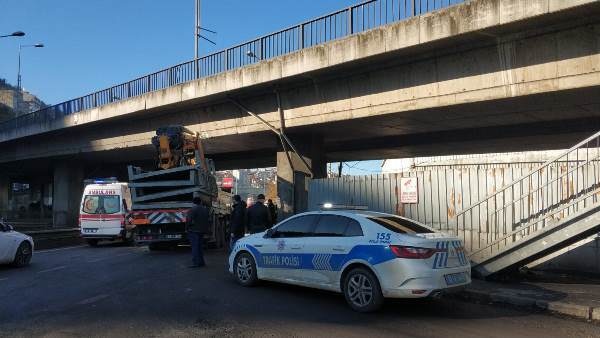 Trabzon’da vinç viyadüğe takıldı: 1 yaralı 16