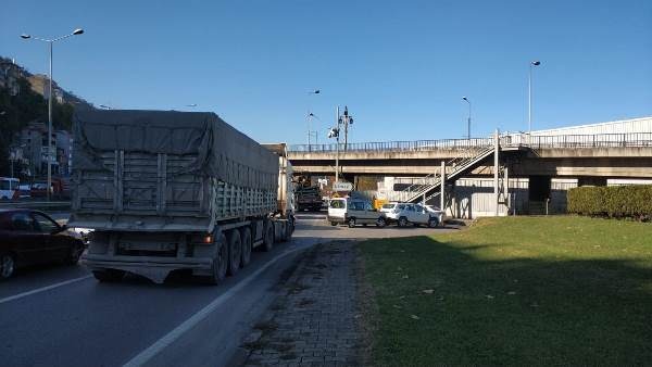 Trabzon’da vinç viyadüğe takıldı: 1 yaralı 13