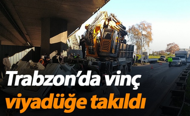 Trabzon’da vinç viyadüğe takıldı: 1 yaralı 1