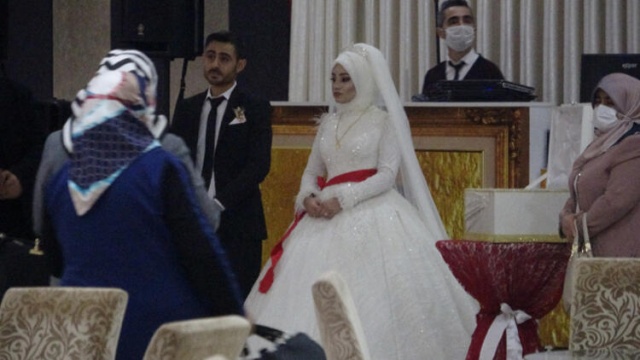 Yasağa rağmen düğün yaptılar, polisten kaçamadılar 3