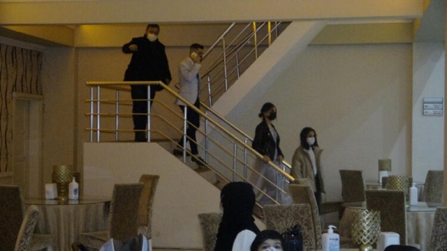 Yasağa rağmen düğün yaptılar, polisten kaçamadılar 8