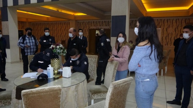 Yasağa rağmen düğün yaptılar, polisten kaçamadılar 17