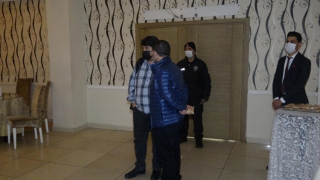 Yasağa rağmen düğün yaptılar, polisten kaçamadılar 6