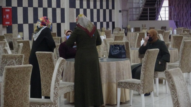 Yasağa rağmen düğün yaptılar, polisten kaçamadılar 10