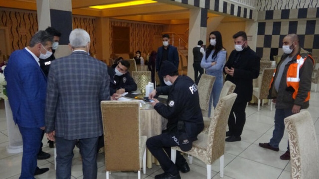 Yasağa rağmen düğün yaptılar, polisten kaçamadılar 15