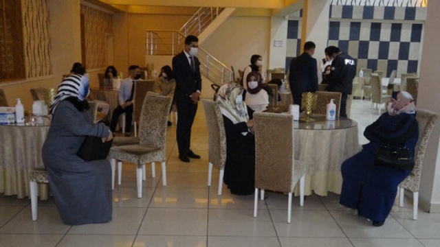 Yasağa rağmen düğün yaptılar, polisten kaçamadılar 13