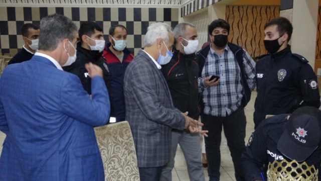 Yasağa rağmen düğün yaptılar, polisten kaçamadılar 11