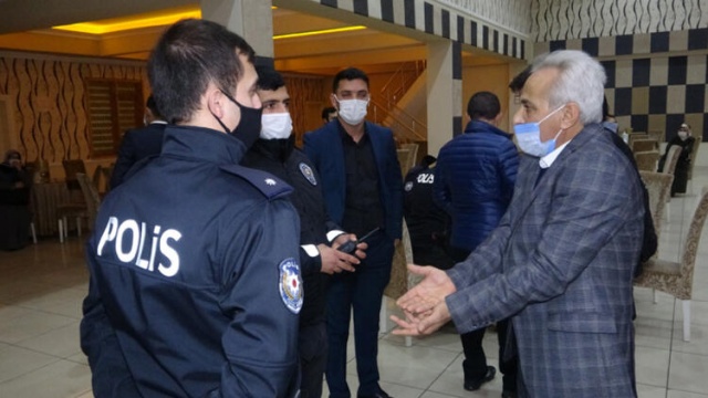 Yasağa rağmen düğün yaptılar, polisten kaçamadılar 16