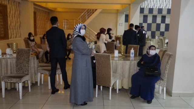 Yasağa rağmen düğün yaptılar, polisten kaçamadılar 14
