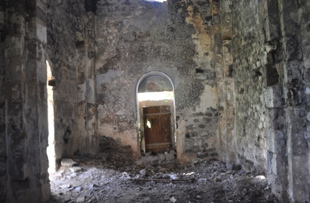 Defineciler durmuyor! Her yeri kazdılar 9