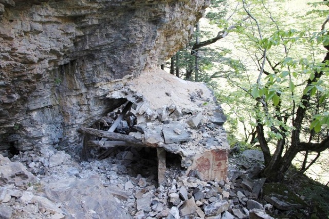 Defineciler durmuyor! Her yeri kazdılar 8