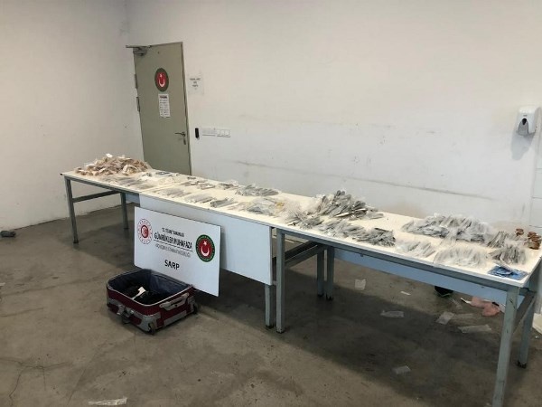 Sarp Sınır Kapısında ele geçirildi! Bavuldan çıkanlar şok etti 2