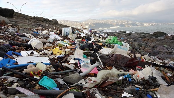 Trabzon'da denize atılanları dalgalar geri verdi 5