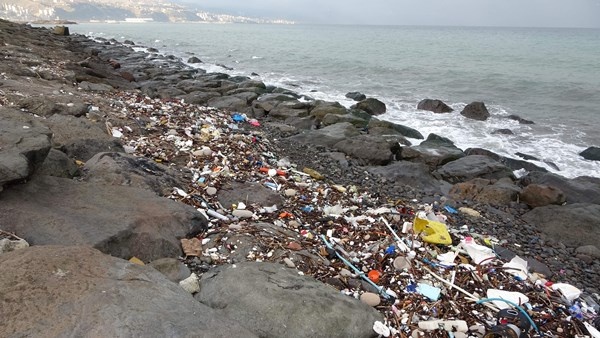 Trabzon'da denize atılanları dalgalar geri verdi 6