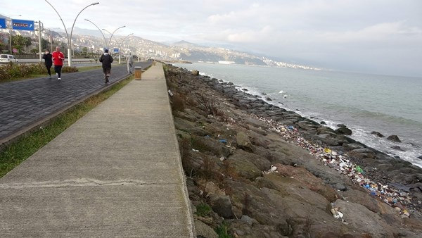 Trabzon'da denize atılanları dalgalar geri verdi 9