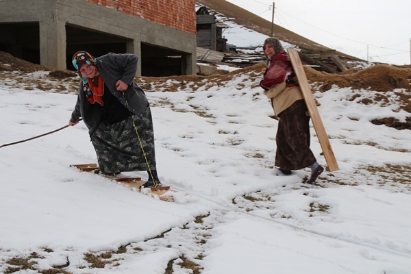 Rize'de kar yağdı, tahtalı kayak eğlencesi başladı 5